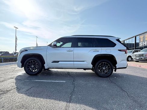 Used 2024 Toyota Sequoia Platinum AWD/4WD image 4