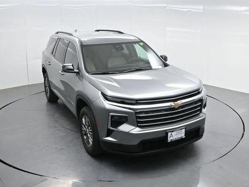 Used 2025 Chevrolet Traverse LT AWD/4WD image 43