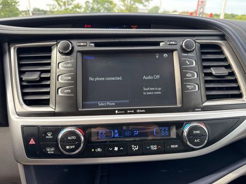 Used 2018 Toyota Highlander Plus AWD/4WD image 14