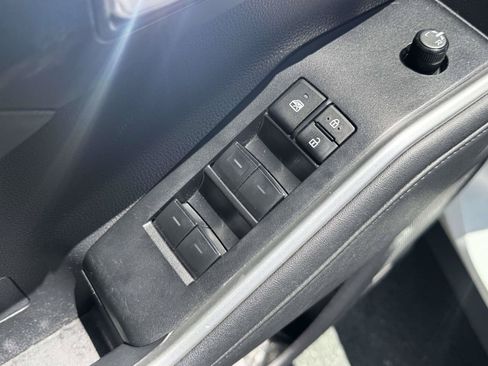 Used 2023 Toyota Highlander XLE AWD/4WD image 16
