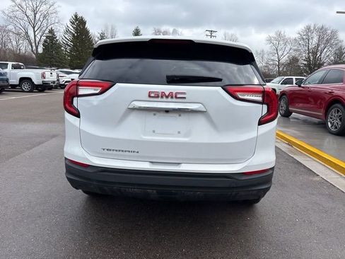 Used 2024 GMC Terrain SLE image 8