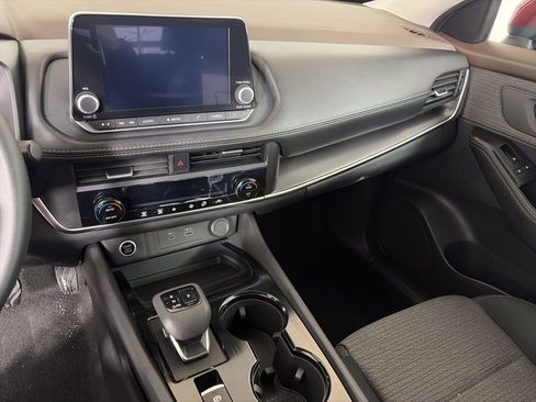 Used 2023 Nissan Rogue SV image 4