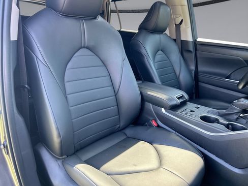 Used 2024 Toyota Highlander XLE FWD image 32