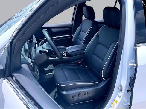 Used 2025 Buick Enclave Preferred FWD image 8