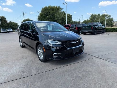 Used 2024 Chrysler Pacifica Touring-L FWD image 1
