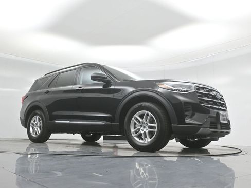 New 2025 Ford Explorer Active image 3