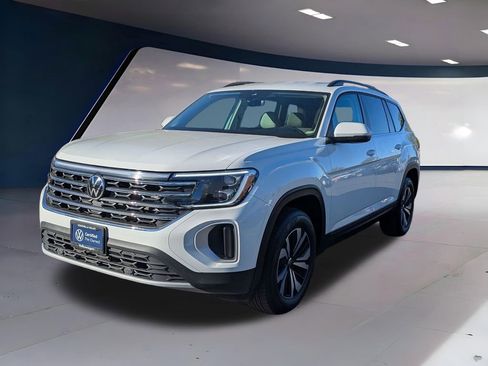 Certified 2025 Volkswagen Atlas SE image 8