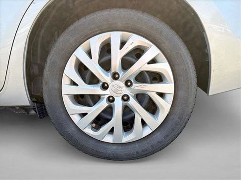 Used 2018 Toyota Corolla LE FWD image 9