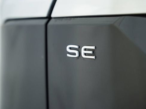 Used 2024 Volkswagen Atlas SE w/ Black Wheel Package AWD/4WD image 9