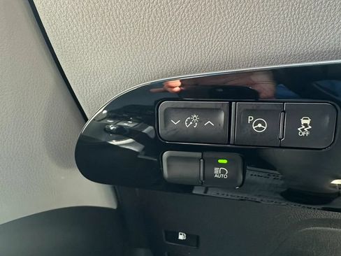 Used 2018 Toyota Prius Two w/ Prius Two Safety Plus Package FWD image 13