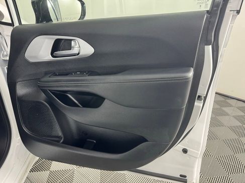 Used 2025 Chrysler Pacifica Limited image 45