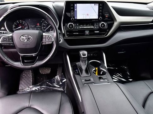 Certified 2021 Toyota Highlander XLE image 17