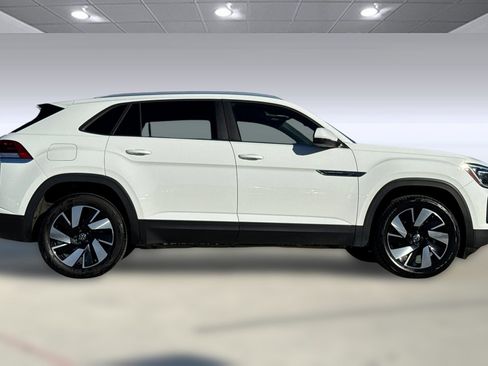 Used 2025 Volkswagen Atlas Cross Sport SE image 2
