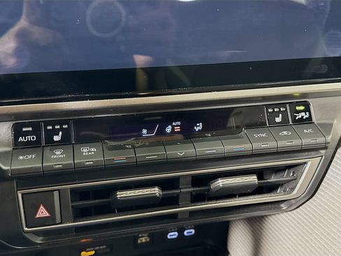Used 2025 Toyota Camry SE w/ Multimedia Upgrade Package AWD/4WD image 18