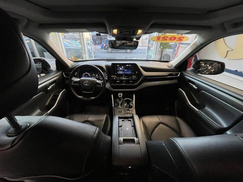 Used 2021 Toyota Highlander XLE AWD/4WD image 20