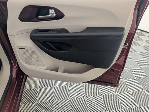 Used 2018 Chrysler Pacifica Limited w/ Tire & Wheel Group FWD image 35