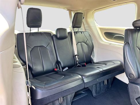 Used 2023 Chrysler Pacifica Touring-L FWD image 26
