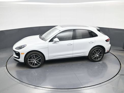 Used 2025 Porsche Macan AWD/4WD image 32