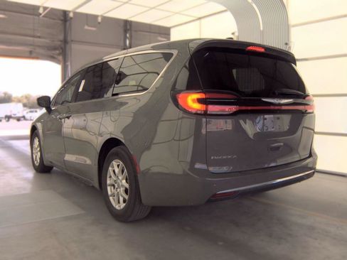 Used 2023 Chrysler Pacifica Touring-L FWD image 6