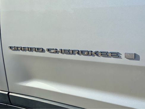 Used 2023 Jeep Grand Cherokee Limited image 18