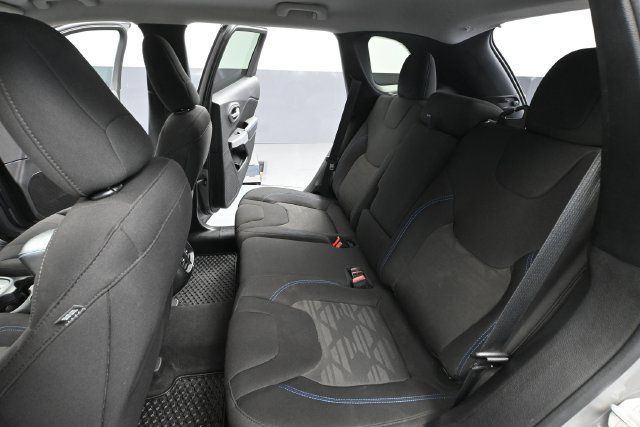 Used 2019 Jeep Cherokee Latitude AWD/4WD image 30