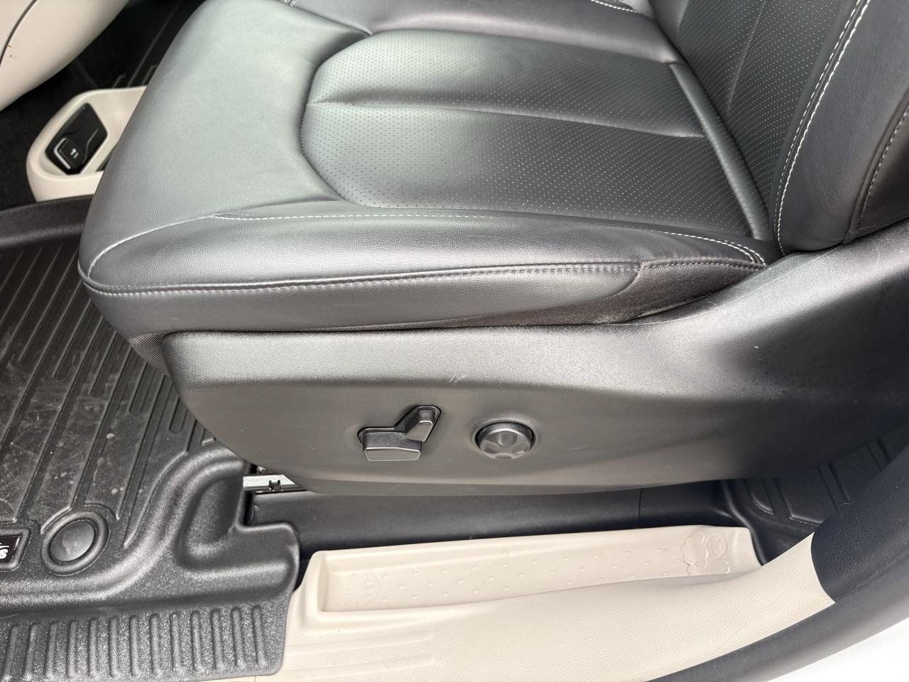 Used 2024 Chrysler Pacifica Limited FWD image 21