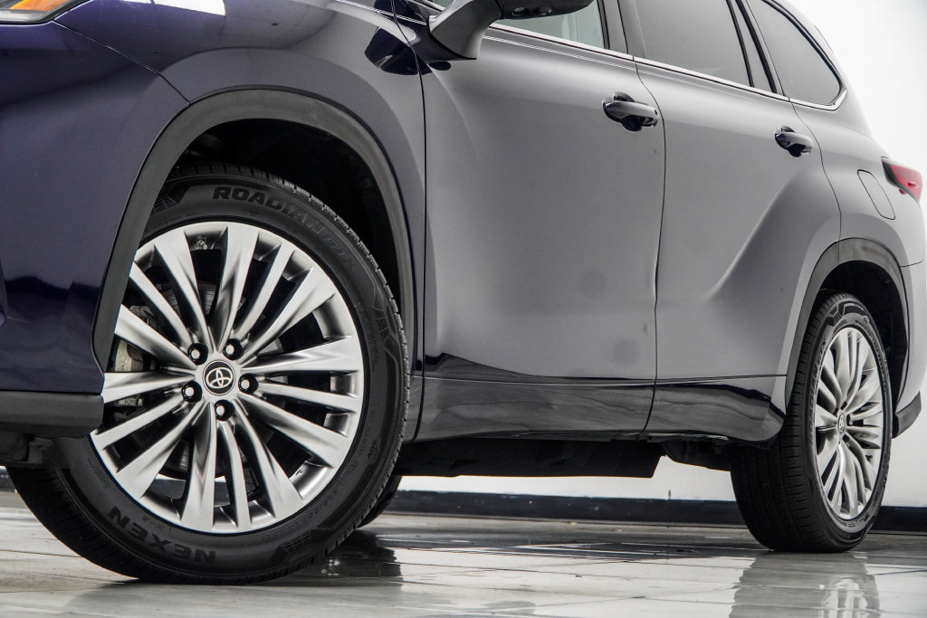 Used 2023 Toyota Highlander Platinum FWD image 3