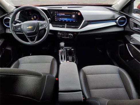 Used 2025 Chevrolet Trax LT image 6