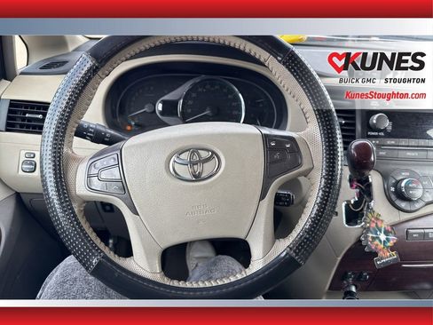 Used 2012 Toyota Sienna XLE image 21
