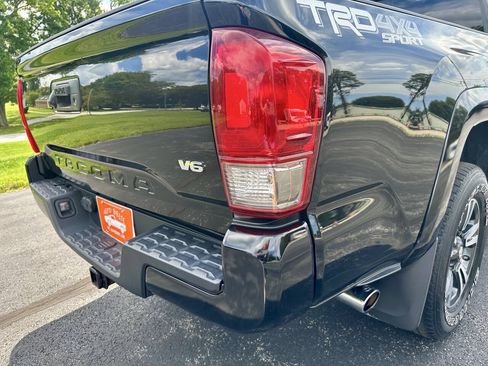 Used 2017 Toyota Tacoma TRD Sport w/ Tow Package AWD/4WD image 11