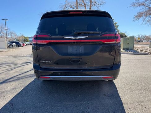 Used 2024 Chrysler Pacifica Touring-L image 8