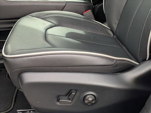 New 2026 Chrysler Pacifica Limited image 4