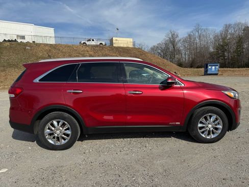 Used 2017 Kia Sorento LX image 9