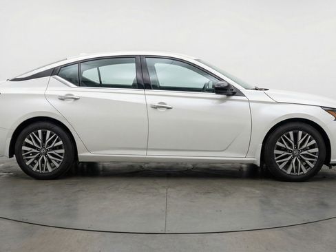 Used 2025 Nissan Altima 2.5 SV image 11