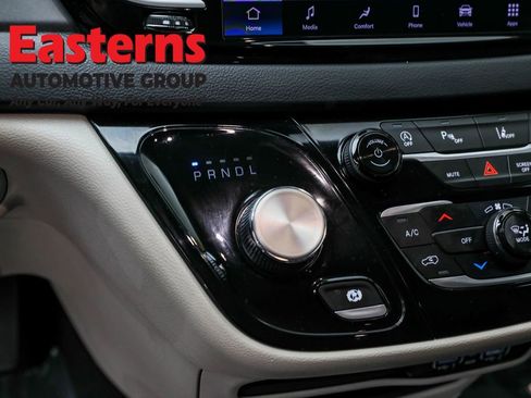 Used 2023 Chrysler Pacifica Touring-L image 13