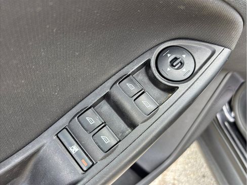 Used 2018 Ford Focus SE w/ SE Appearance Package FWD image 15