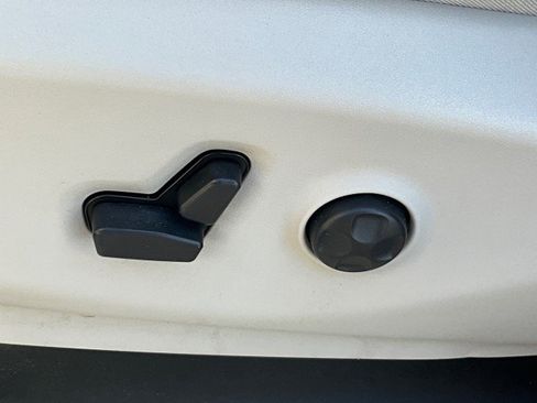 Used 2019 Chrysler Pacifica Limited w/ Advanced Safetytec Group FWD image 31