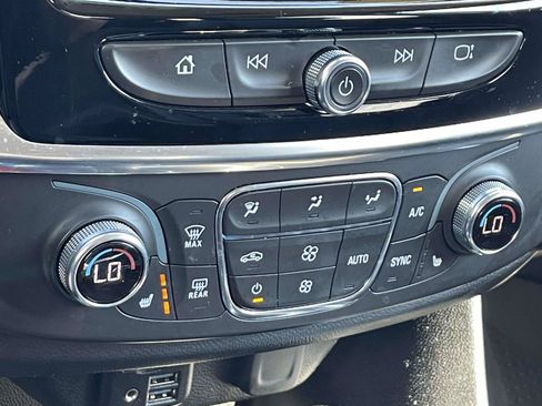 Used 2021 Chevrolet Traverse LT w/ LT Premium Package AWD/4WD image 31
