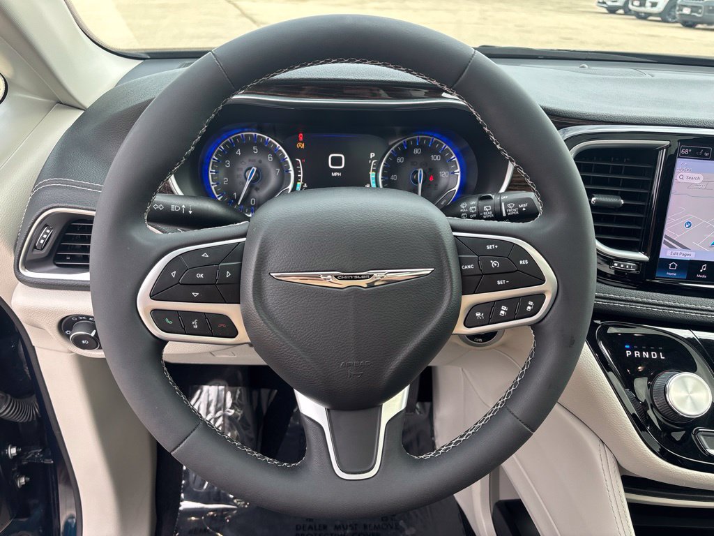 Used 2022 Chrysler Pacifica Limited AWD/4WD image 13