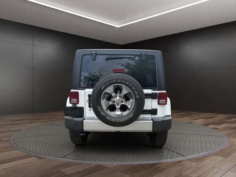Used 2018 Jeep Wrangler Unlimited Sahara AWD/4WD image 7