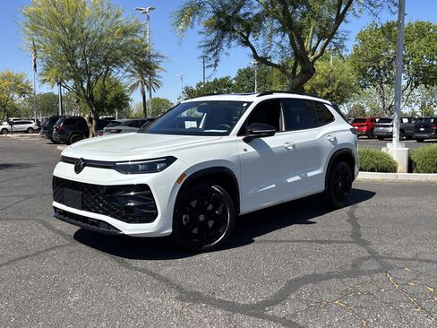 Certified 2025 Volkswagen Tiguan SE R-Line AWD/4WD image 31