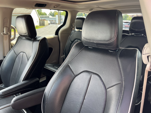 Used 2024 Chrysler Pacifica Limited FWD image 15