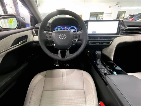 Used 2026 Toyota Camry XLE image 6