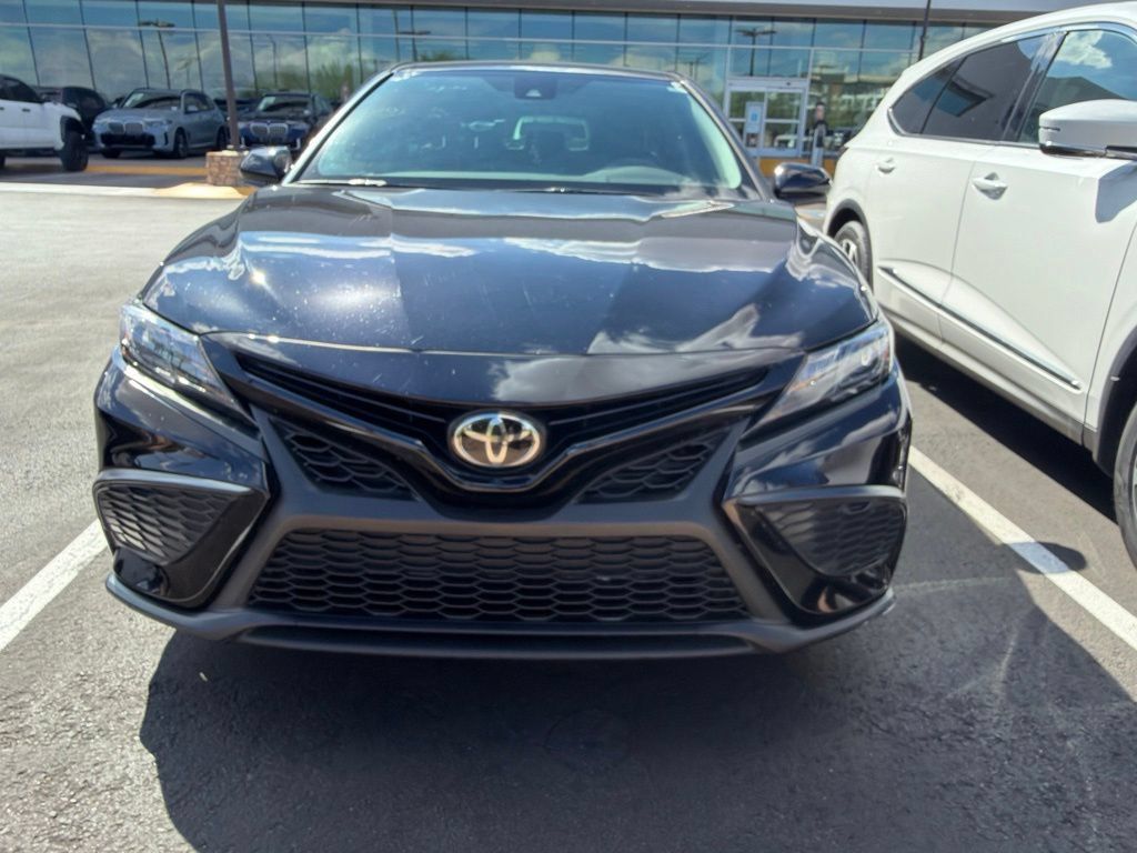 Used 2021 Toyota Camry SE w/ Carpet Mat Package (TMS) FWD image 2