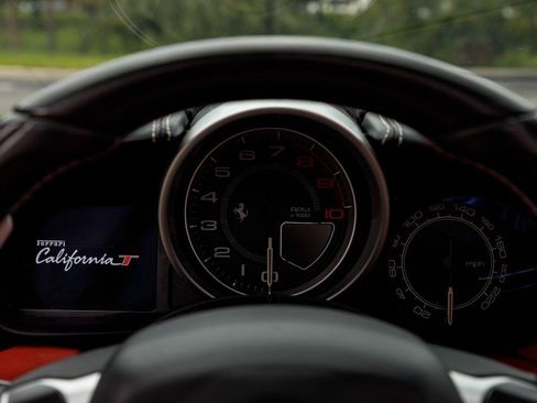 Used 2017 Ferrari California T RWD image 32