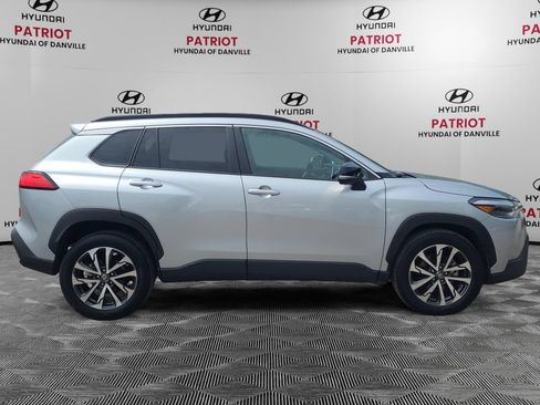 Used 2025 Toyota Corolla Cross XLE FWD image 2