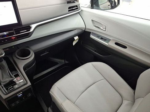Used 2025 Toyota Sienna XLE w/ XLE Plus Package FWD image 14