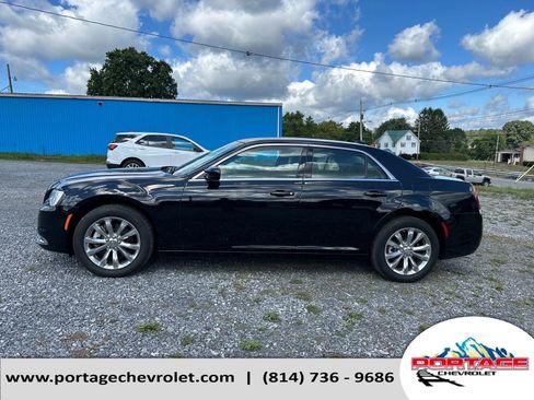 Used 2022 Chrysler 300 Touring image 2