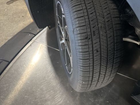 Certified 2025 Kia Niro EX image 11