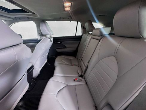 Used 2020 Toyota Highlander XLE image 21